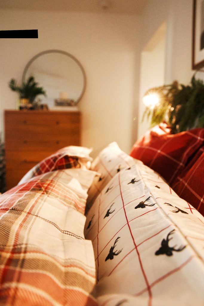 Classic Christmas Decor - Cozy Plaid Bedding