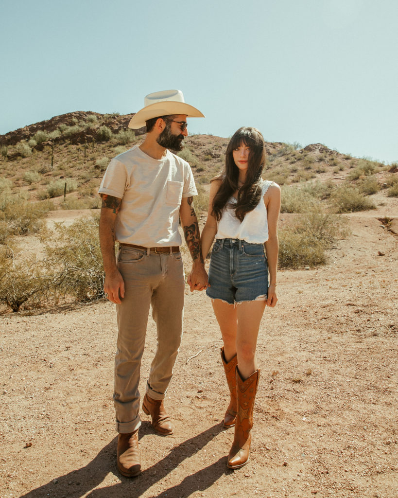 couples western desert photoshoot ideas