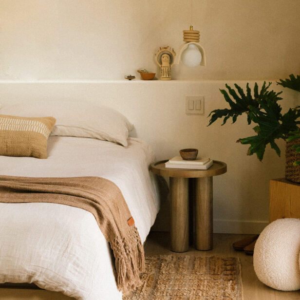 earthy desert bedroom - bed without headboard