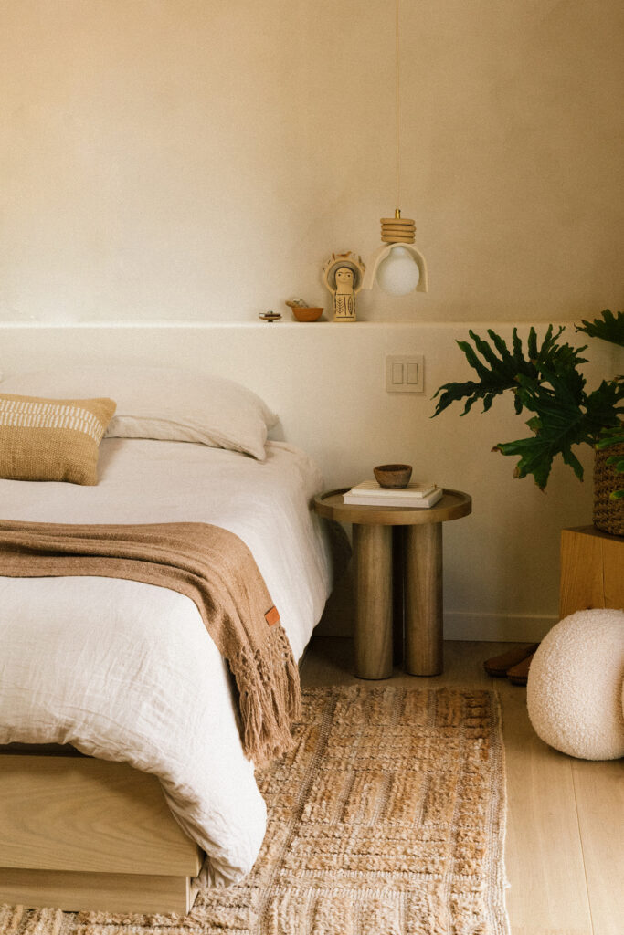 earthy desert bedroom - bed without headboard
