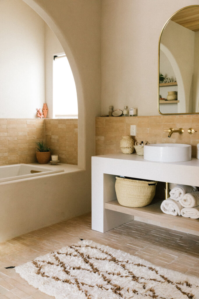 tadelakt walls - plaster bathroom - earthy natural bathroom